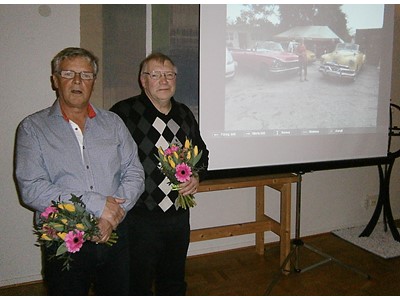 Freddy Broström och Jan-Åke (Myråsarn) Karlsson Tackades med blommor efter avslutad bildvisning. 